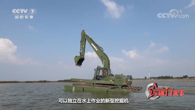 水陆两用挖掘机亮相央视！皇家国际智能应急接济“虎将”出战
