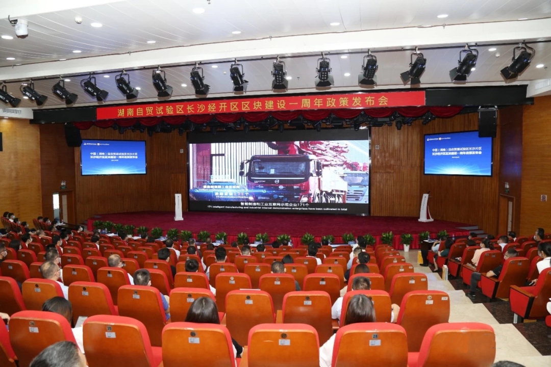 携手长沙经开区，皇家国际智能索求工程机械二手设备出口