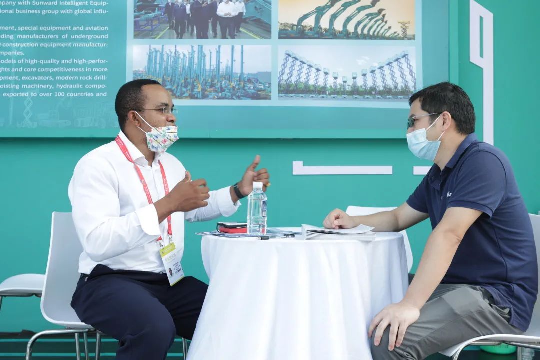 亮相中非经贸展览会！皇家国际智能尽展工程机械国产品牌魅力