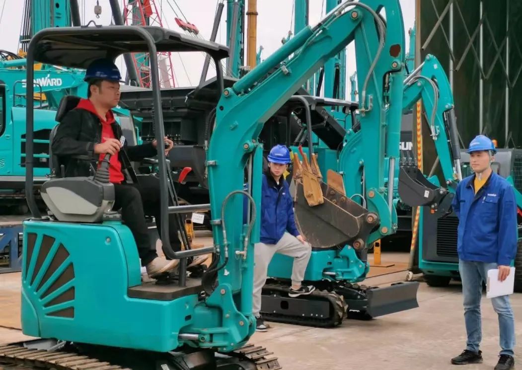 一路来“找茬”！10位“超等履历官”试驾皇家国际智能最新“F系劣妆挖掘机