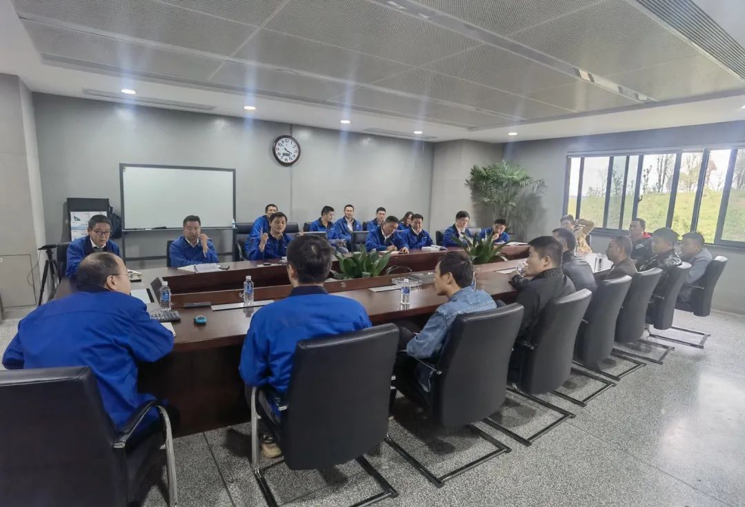 一路来“找茬”！10位“超等履历官”试驾皇家国际智能最新“F系劣妆挖掘机