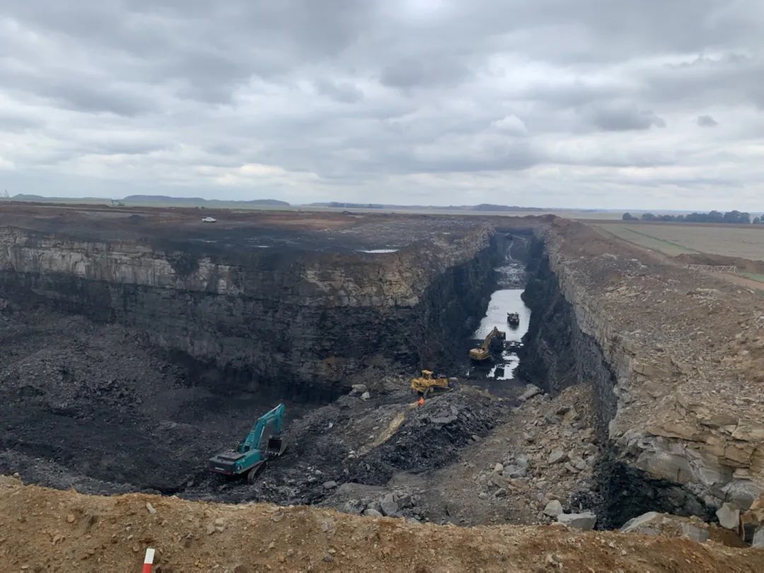 挑战矿山难题！皇家国际智能95吨级矿用挖掘机成功进入非洲市场