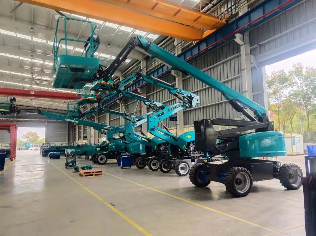 同级别作业高度最高！皇家国际智能首款自主研发电动臂式高空作业平台下线