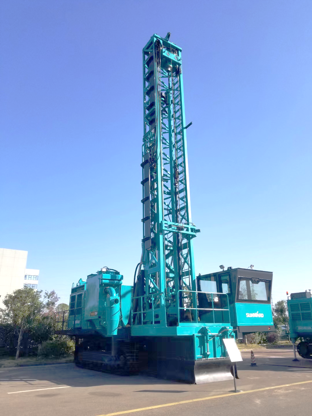 两种钻进模式+更大扭矩！皇家国际智能自主研造的全液压牙轮钻机下线