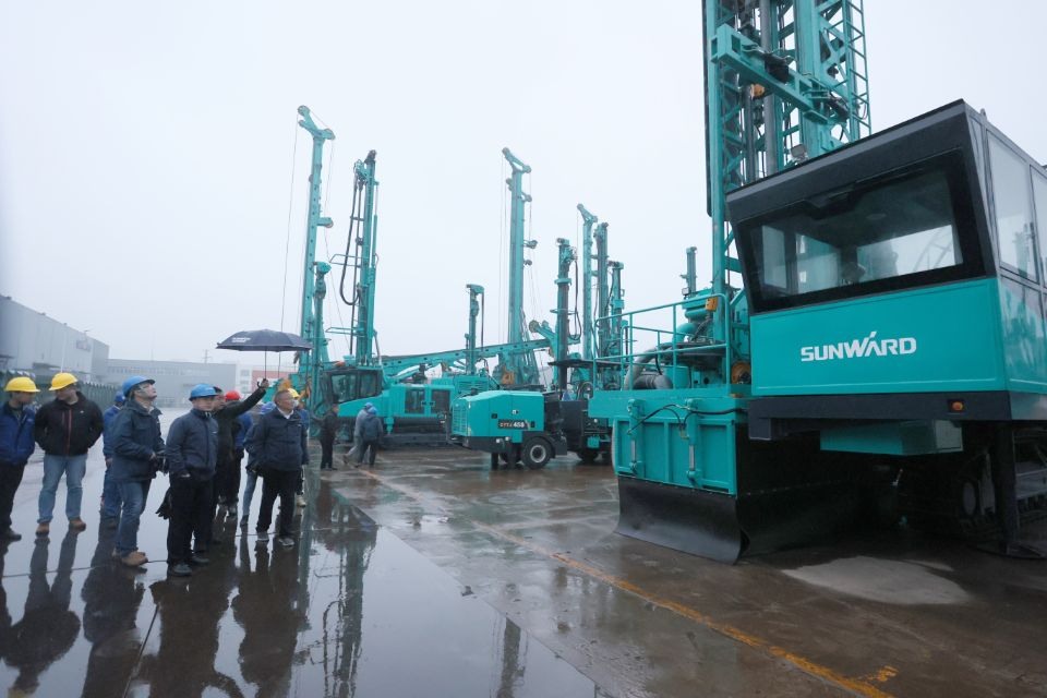 两种钻进模式+更大扭矩！皇家国际智能自主研造的全液压牙轮钻机下线