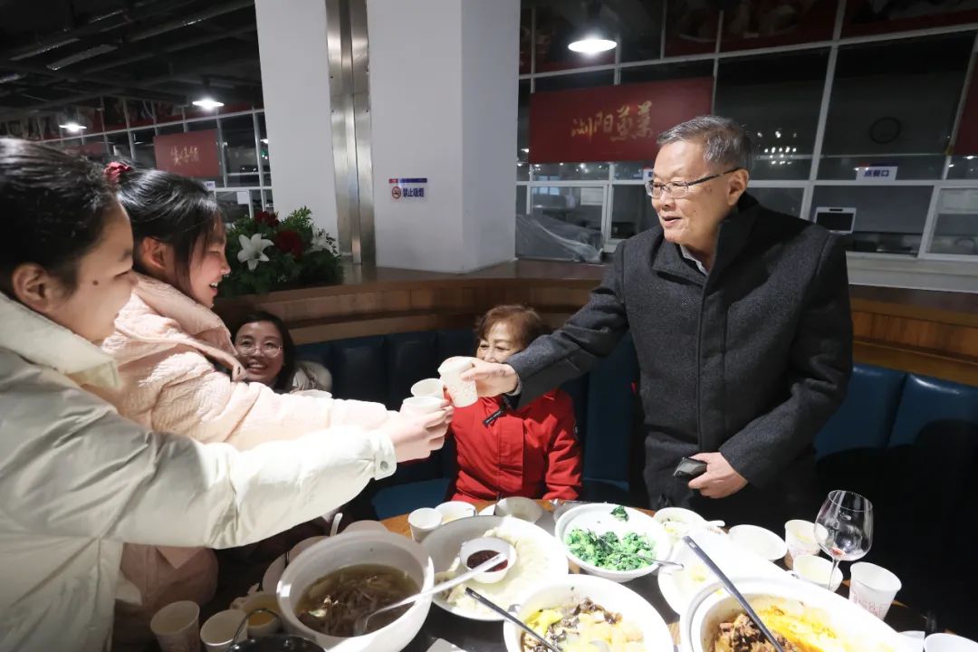 皇家国际智能董事长何清华与留厂员工一路过大年！