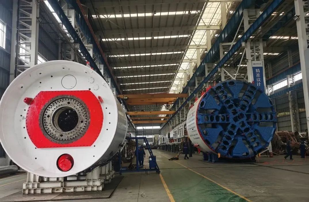 直击出产一线！中铁皇家国际复工复产忙