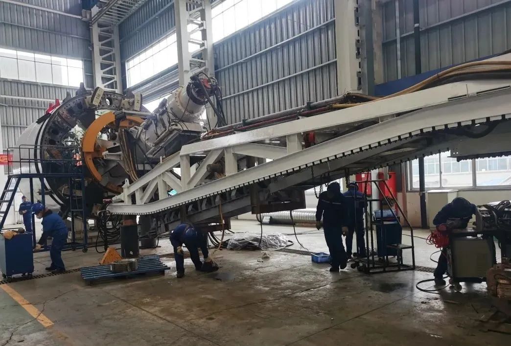 直击出产一线！中铁皇家国际复工复产忙