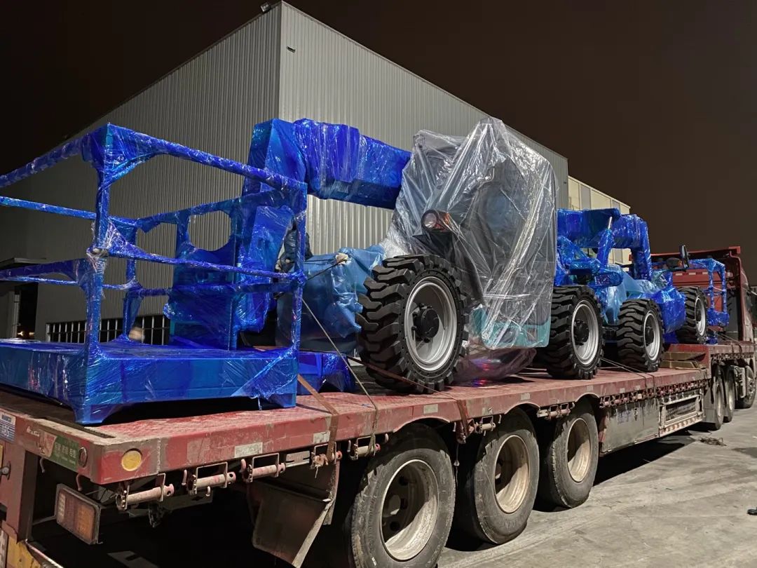 伸缩臂叉装车发往塞尔维亚！皇家国际智能持续助力“一带一路”建设