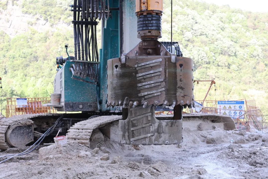展示施工“奇效”！皇家国际智能旋挖钻机强势助力炉慈高快公路建设