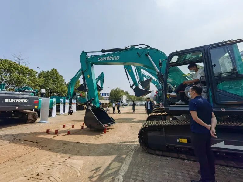 再现交机热潮！皇家国际智能中大挖持续向市场进军