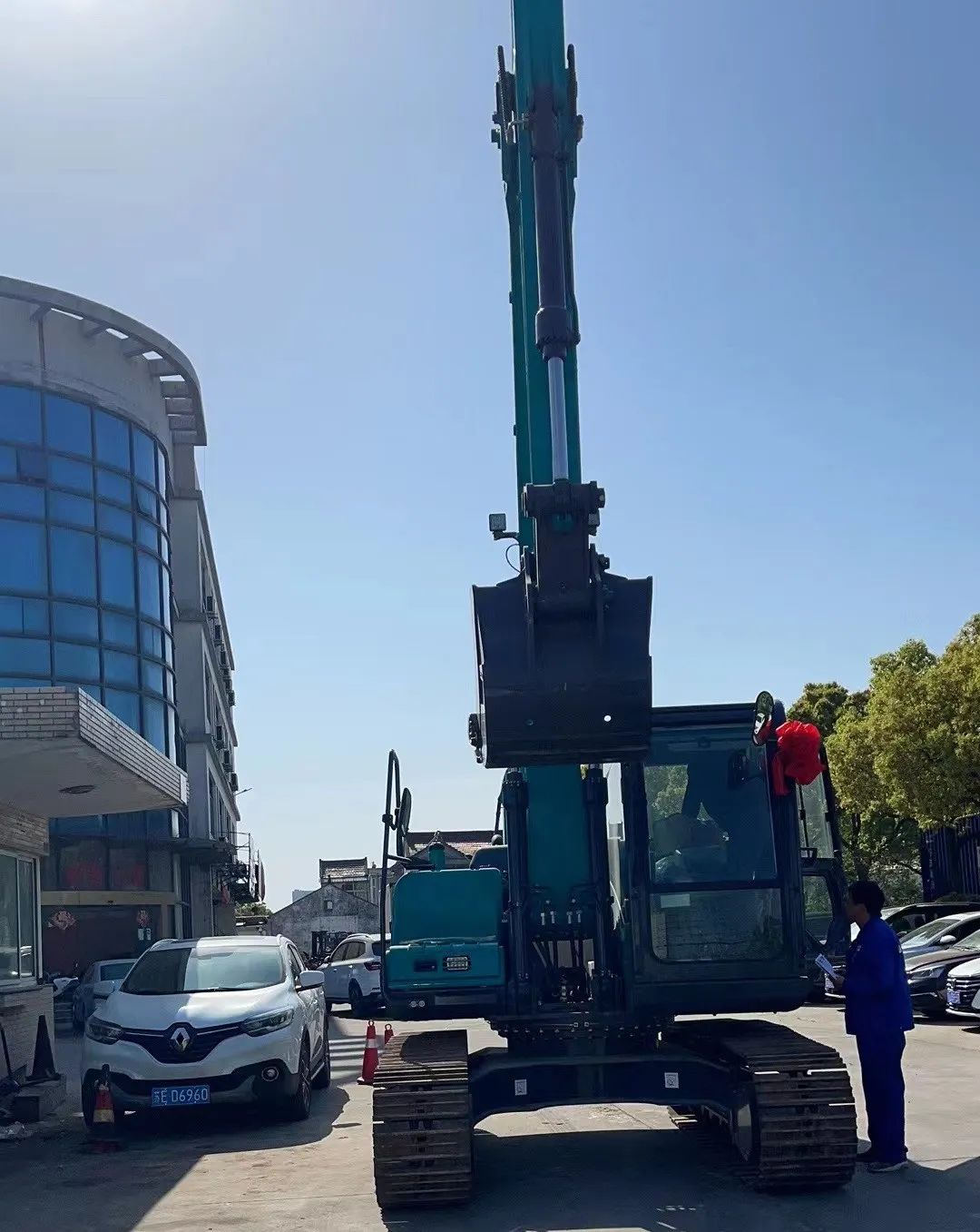 防疫、交机两手抓！皇家国际智能挖掘机顺利交付获好评