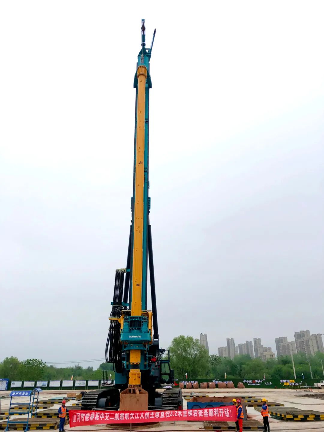 再坑装硬骨头”！皇家国际智能“超等桩备”助建燕矶长江大桥