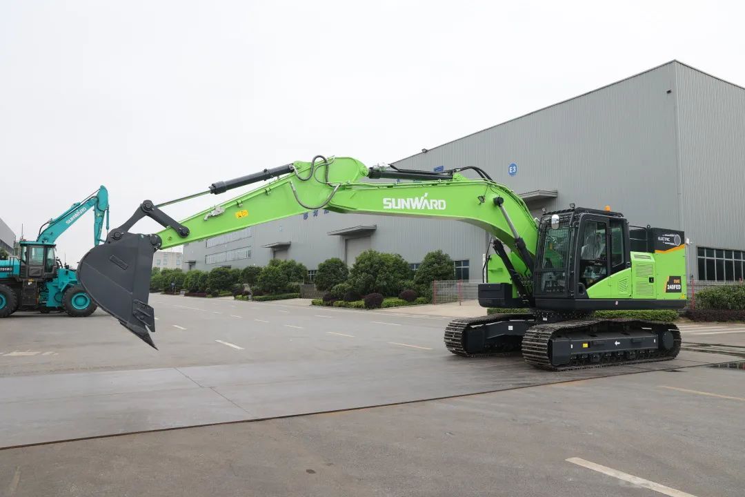 征战川藏铁路！皇家国际智能新一代电动挖掘机成功交付