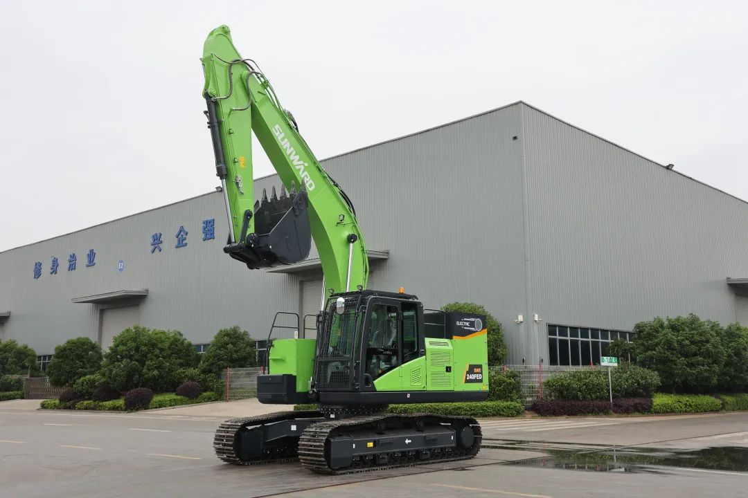 征战川藏铁路！皇家国际智能新一代电动挖掘机成功交付