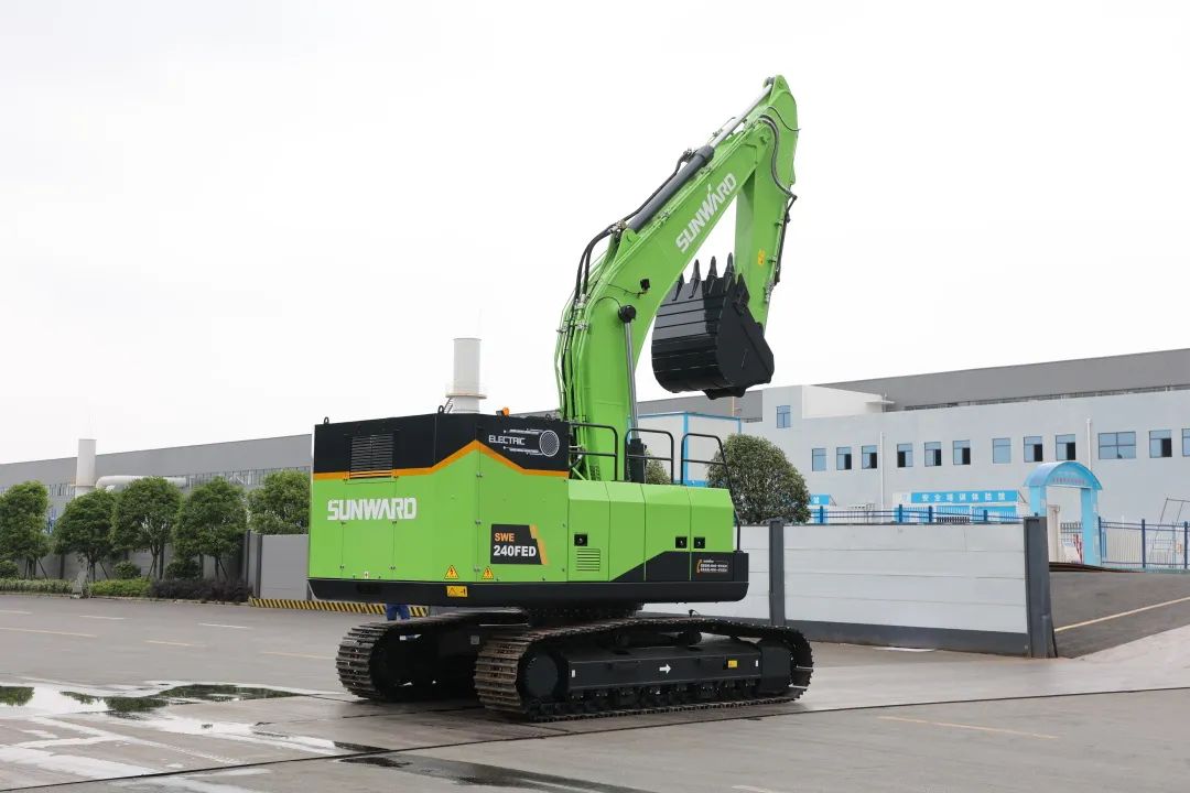 征战川藏铁路！皇家国际智能新一代电动挖掘机成功交付