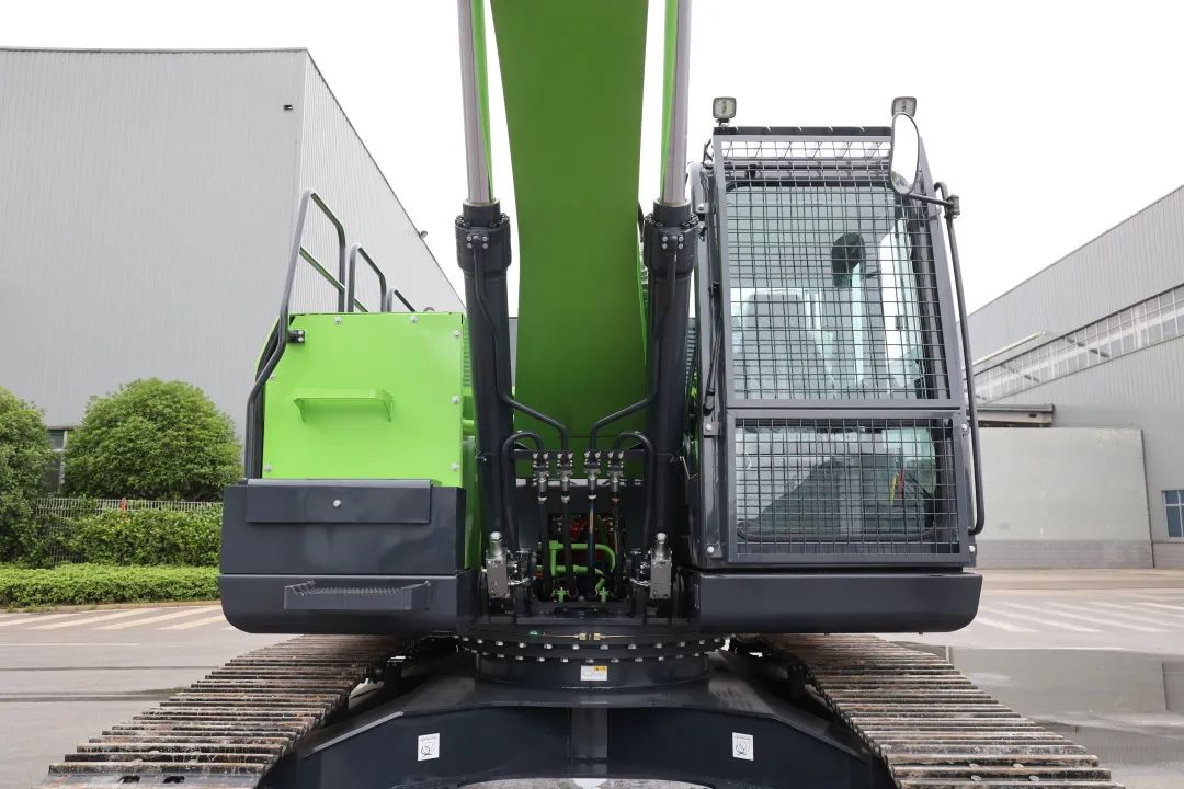 征战川藏铁路！皇家国际智能新一代电动挖掘机成功交付