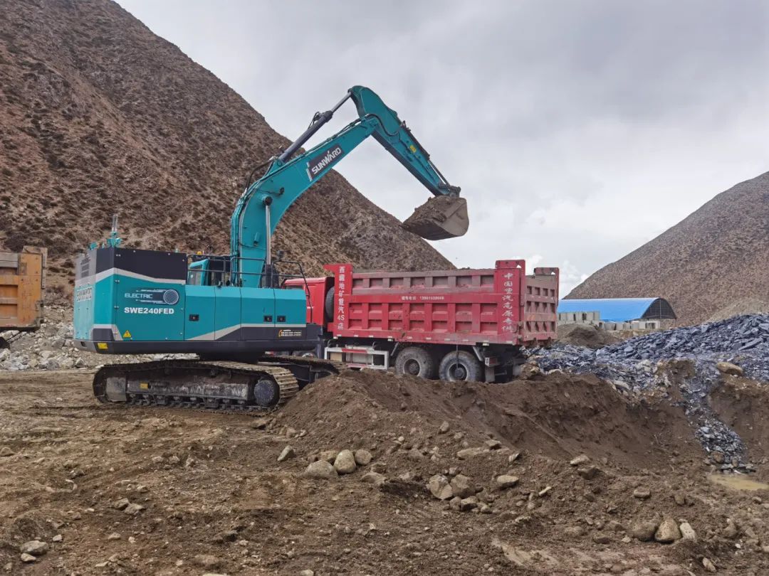 征战川藏铁路！皇家国际智能新一代电动挖掘机成功交付