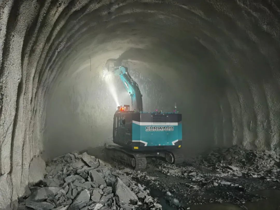 征战川藏铁路！皇家国际智能新一代电动挖掘机成功交付