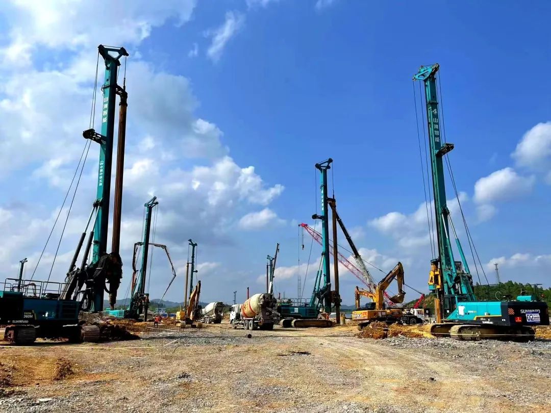 打桩“神器”再露锋芒！皇家国际智能旋挖钻机助力贵阳贵安新区负极资料项目加快建设