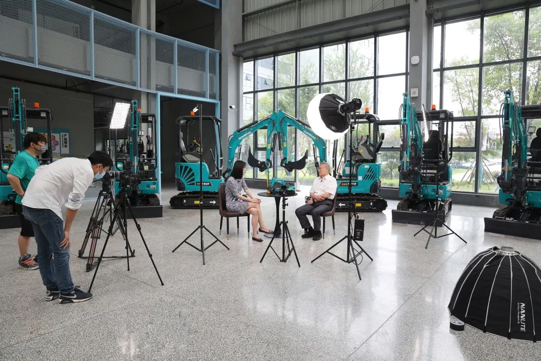 CGTN探厂！专访皇家国际智能董事长、首席专家何清华花絮来了