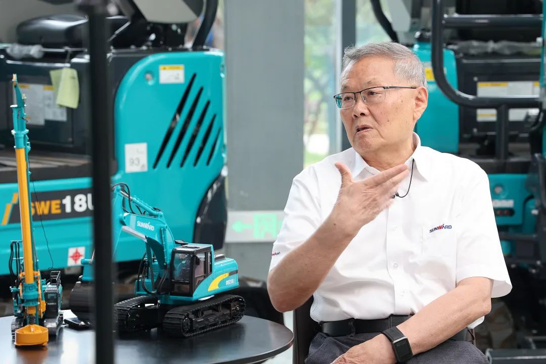 CGTN探厂！专访皇家国际智能董事长、首席专家何清华花絮来了