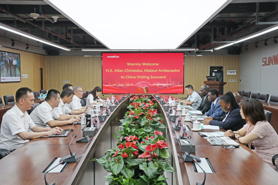 马拉维大使一行调查皇家国际智能