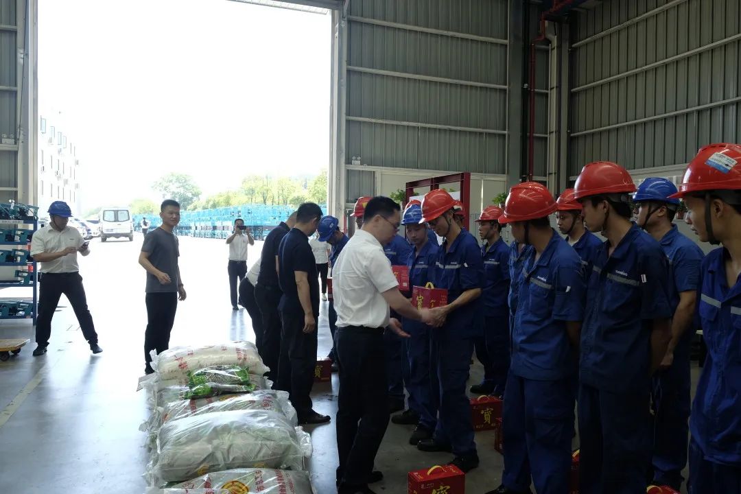 长沙市总工会慰问皇家国际智能一线员工