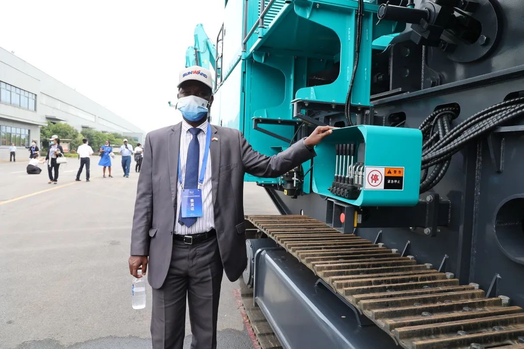 非洲驻华使节走访皇家国际智能