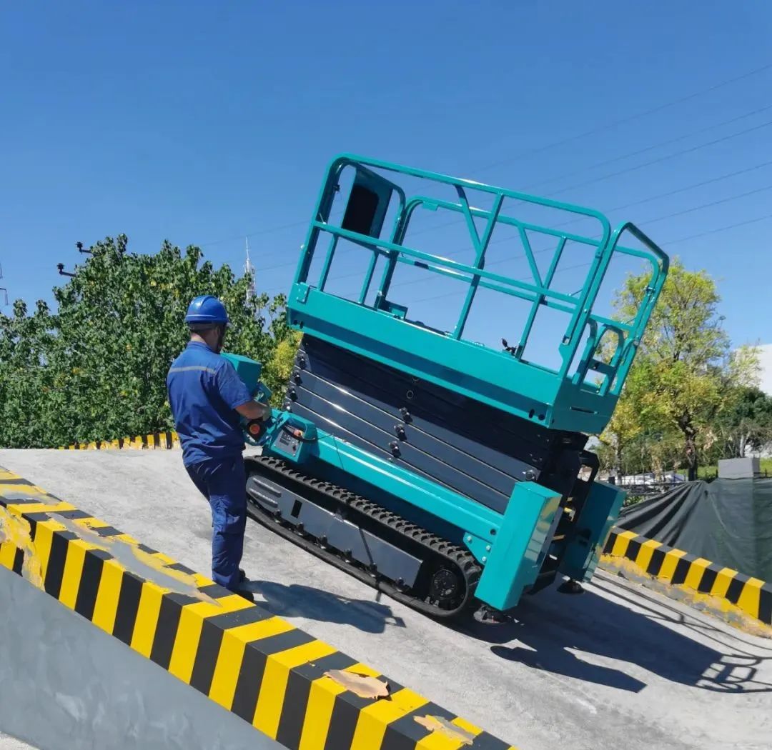 加快电动化产品布局，皇家国际智能第一款履带剪叉式高空作业平台来了！