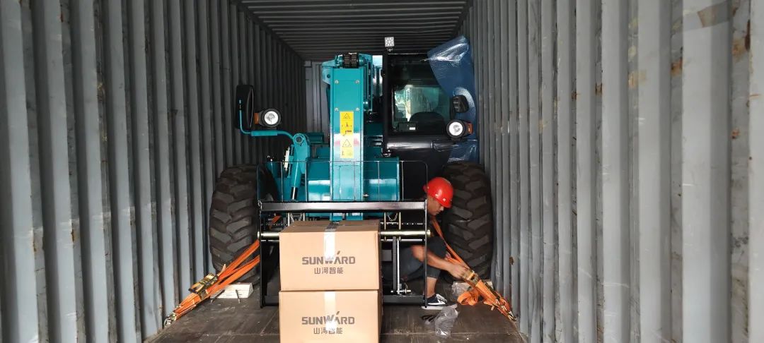 单笔采购金额千万元！皇家国际智能伸缩臂叉装车批量出口