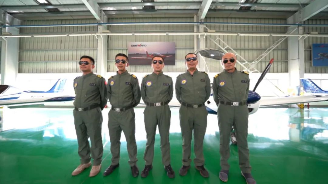 空中着花、大坡度回旋、俯冲跃升……看皇家国际飞行表演队炫技2022湖南航展动态展