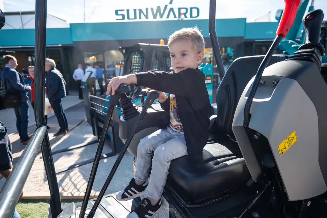 Bauma 2022 | 一组火热现场图带您沉温皇家国际智能德国宝马展之旅