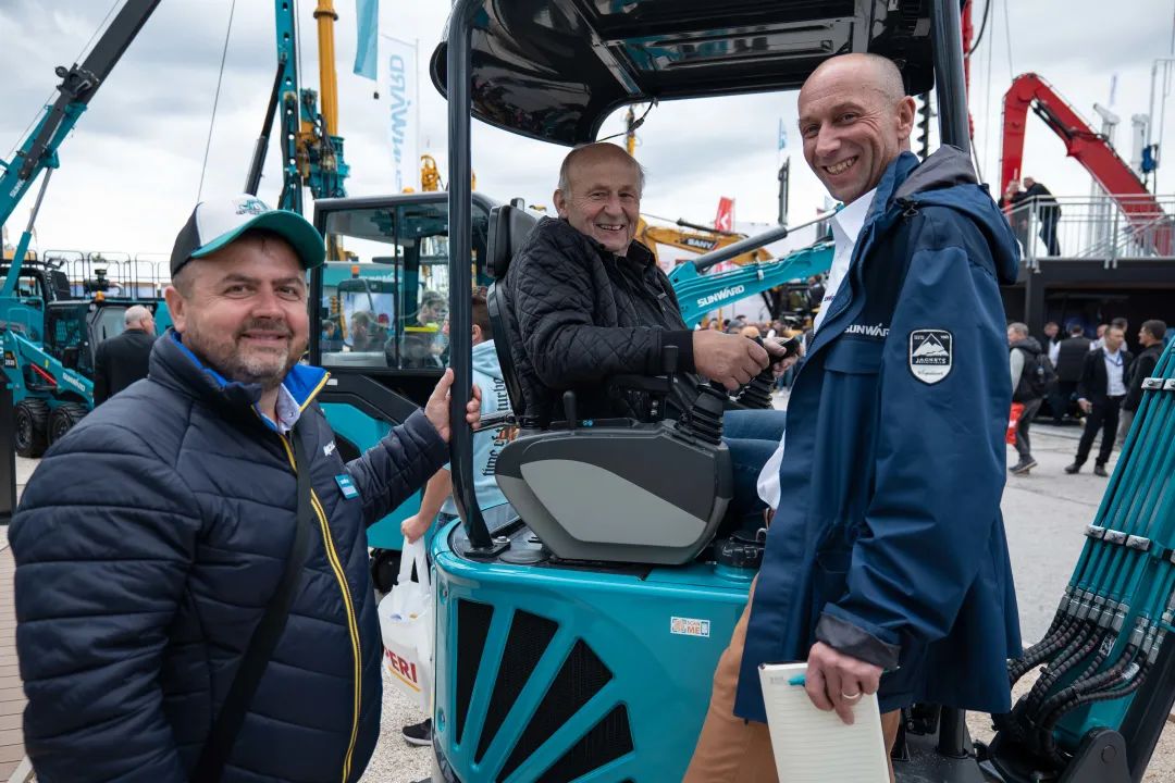 Bauma 2022 | 一组火热现场图带您沉温皇家国际智能德国宝马展之旅