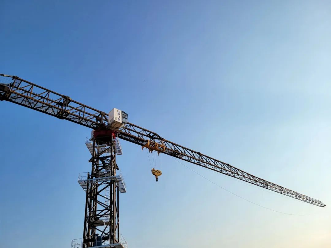 独立高度达82米，皇家国际江麓推出超大型平头塔机