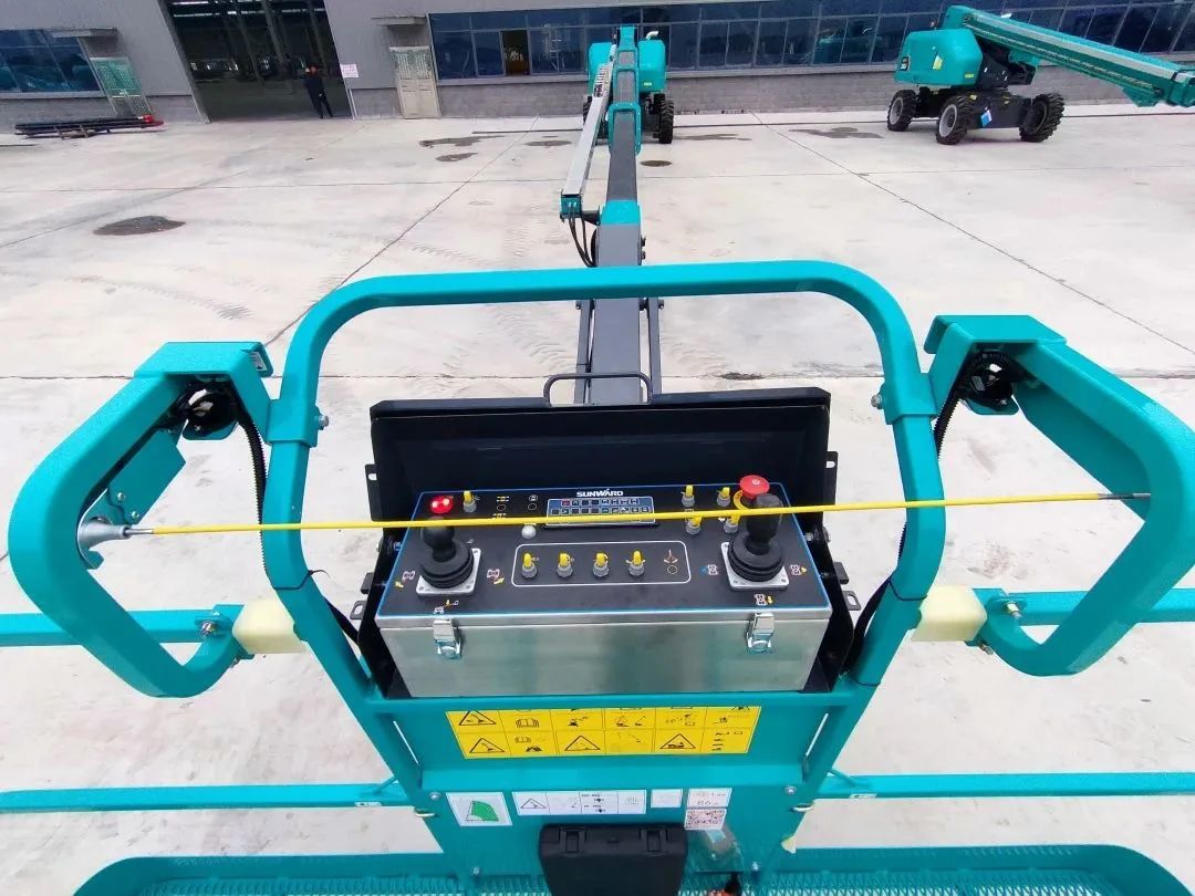 无需扩桥！皇家国际智能国四款32米直臂式高空作业平台成功下线