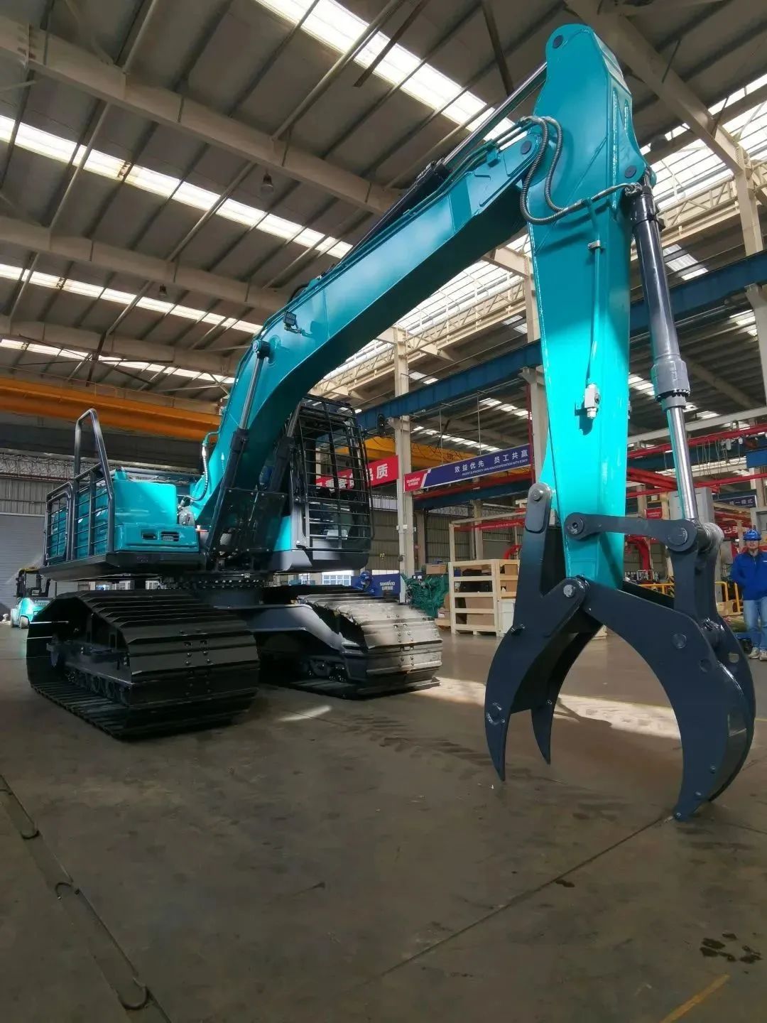 跋山涉水，称霸“武林”！皇家国际智能首款中型林业挖掘机成功下线