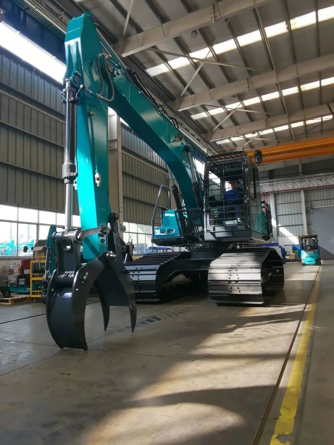 跋山涉水，称霸“武林”！皇家国际智能首款中型林业挖掘机成功下线