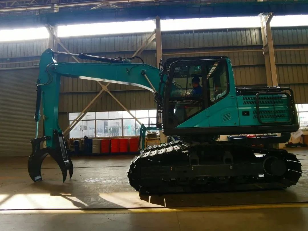跋山涉水，称霸“武林”！皇家国际智能首款中型林业挖掘机成功下线