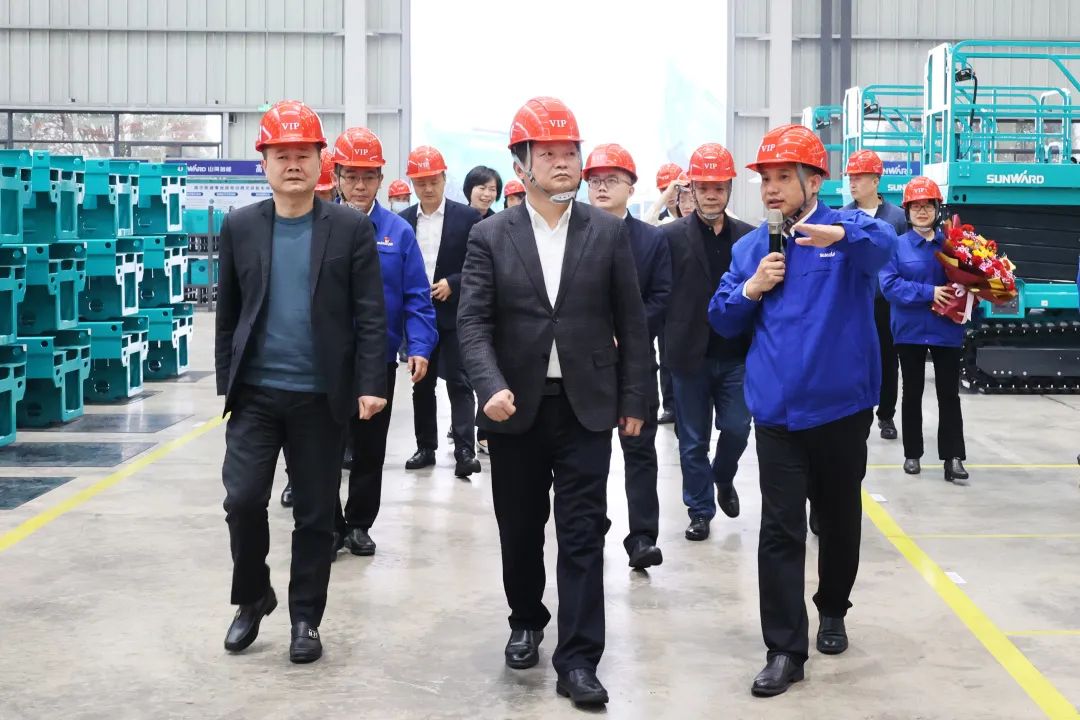 付旭明慰问皇家国际智能市三八红旗手并督导安全出产工作