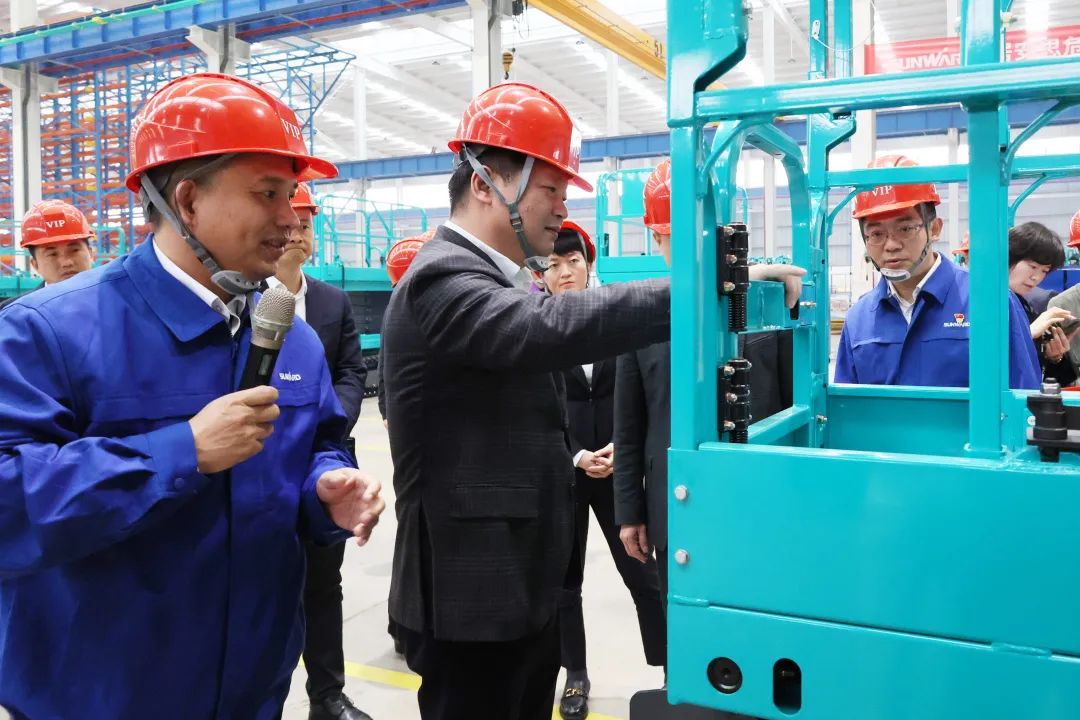 付旭明慰问皇家国际智能市三八红旗手并督导安全出产工作