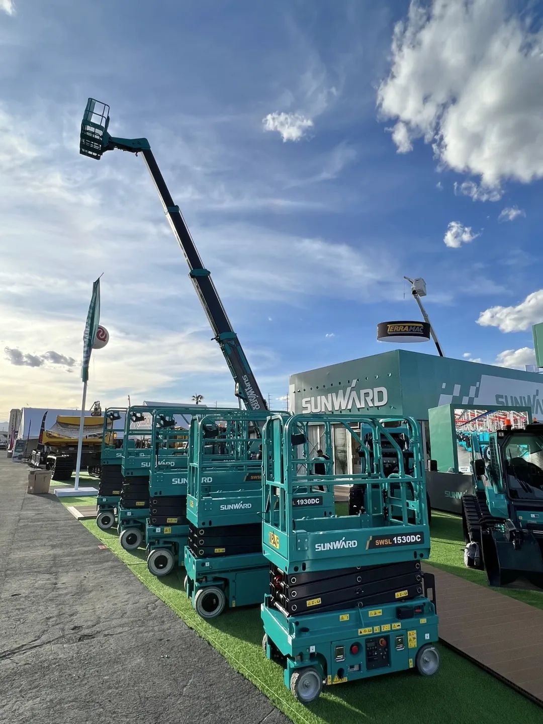 拉展直播 | 皇家国际智能高空精品亮相2023美国拉展，哪款是你的最爱？