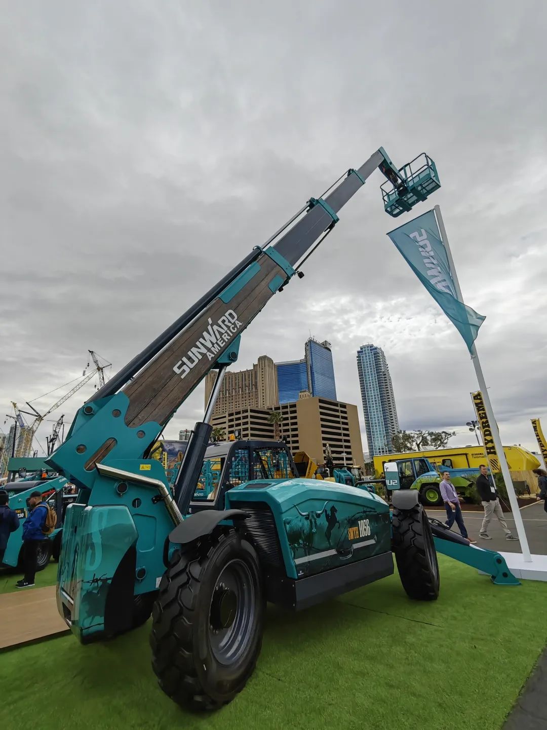 拉展直播 | 皇家国际智能高空精品亮相2023美国拉展，哪款是你的最爱？