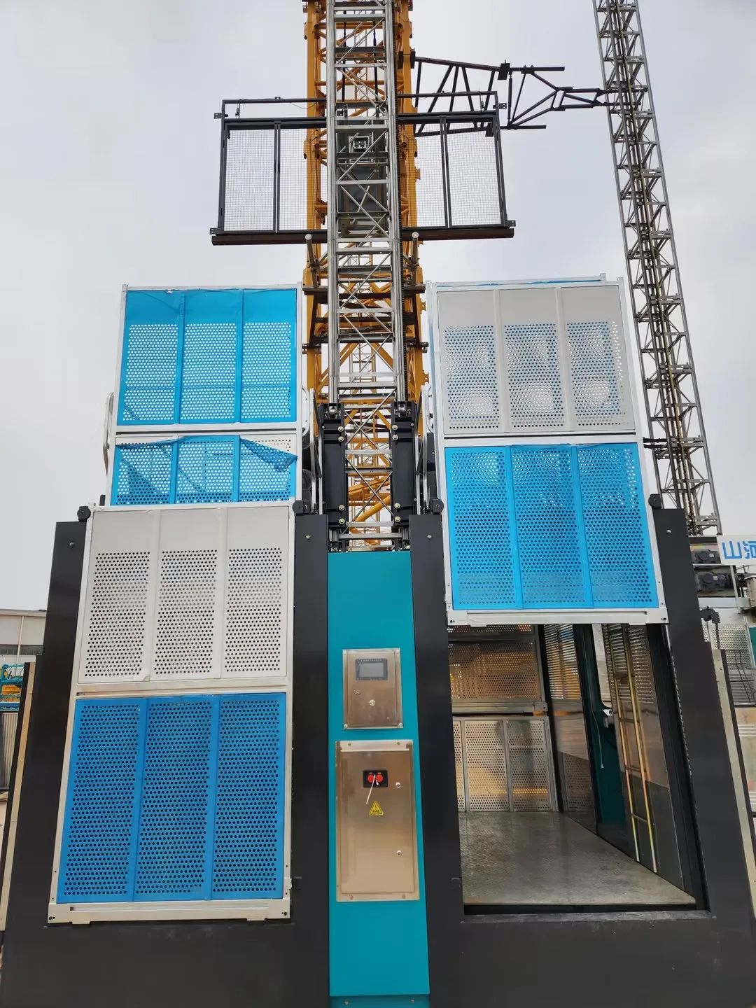 科技显能、再添新品！皇家国际江麓智能施工起落机成功下线