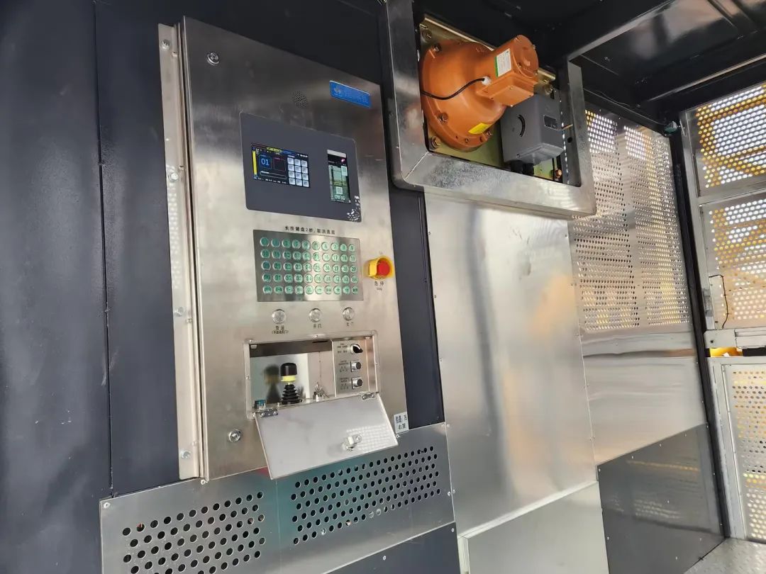 科技显能、再添新品！皇家国际江麓智能施工起落机成功下线