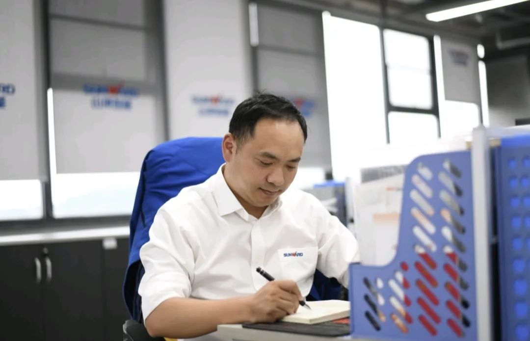 长沙市召开庆祝“五一”国际劳动节大会，皇家国际智能1幼我1集体获赞美！