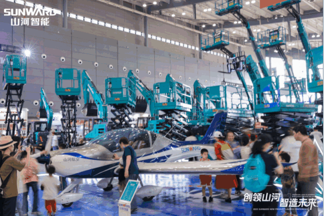 闪灼2023 CICEE！看皇家国际智能“明星产品”有多“炫”