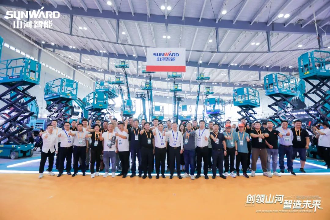 闪灼2023 CICEE！看皇家国际智能“明星产品”有多“炫”