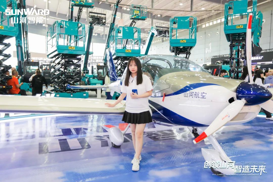 闪灼2023 CICEE！看皇家国际智能“明星产品”有多“炫”