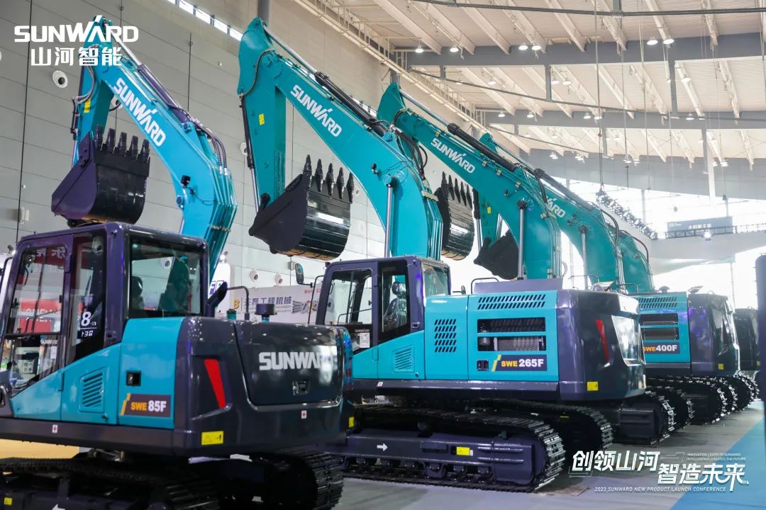 精品出击、互动不休！皇家国际智能F系列挖掘机闪灼长沙展